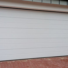 Moderne Fenster & Türen: Dachfenster, Garagentore und Haustüren