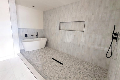 Example of a minimalist bathroom design in Phoenix