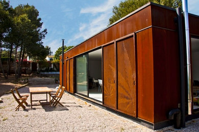 他の地域にある高級な広いコンテンポラリースタイルのおしゃれな物置小屋・庭小屋の写真