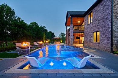 Foto de piscinas y jacuzzis contemporáneos pequeños a medida en patio trasero con adoquines de hormigón