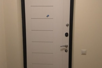 Diseño de puerta principal contemporánea de tamaño medio con paredes beige, puerta simple y puerta blanca