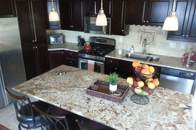 Example of a classic kitchen design in San Diego