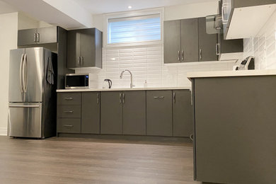 Kitchen - contemporary kitchen idea in Toronto