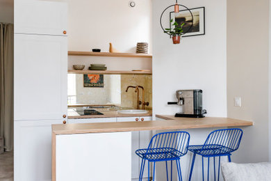 Inspiration pour une petite cuisine design avec parquet clair.