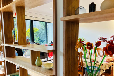 Mittelgroßes Modernes Wohnzimmer mit weißer Wandfarbe und hellem Holzboden in Sydney