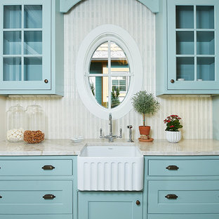 Einzeilige, Große Klassische Küche ohne Insel mit Vorratsschrank, Landhausspüle, flächenbündigen Schrankfronten, blauen Schränken, Granit-Arbeitsplatte, Küchenrückwand in Weiß, Rückwand aus Keramikfliesen, Elektrogeräten mit Frontblende, Keramikboden, buntem Boden und bunter Arbeitsplatte in Grand Rapids