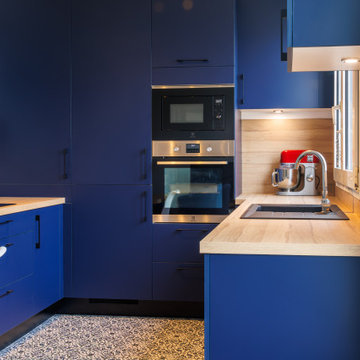 Cuisine Navy blue : Bleu Profond et Chêne Lumineux, l'Élégance Fusionnée