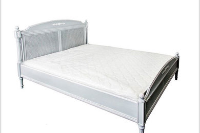 GUSTAVIEN Collection Queen Size Bed