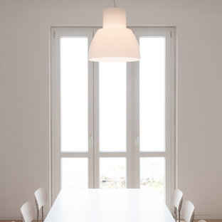 カターニア／パルレモのモダンスタイルのLDKの画像 (白い壁、ラミネートの床)