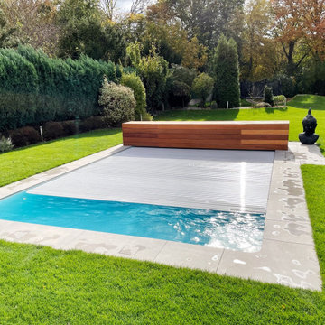 Strahlender Pool im grünen Gartenparadies