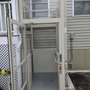 Savaria V-1504 Wheelchair Lift
