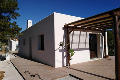 Diseño de terraza mediterránea en patio delantero