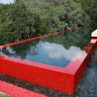 オースティンのモダンスタイルのおしゃれなインフィニティプールの写真