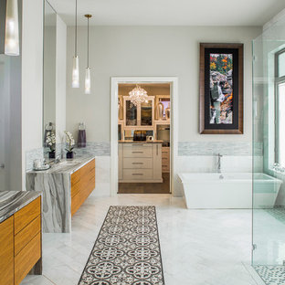 Inspiration pour une salle de bain principale design avec un placard à porte plane, des portes de placard en bois brun, un plan de toilette en marbre, un carrelage multicolore, des carreaux en allumettes, une baignoire indépendante, une douche à l'italienne, un lavabo encastré, un mur gris et un sol en marbre.