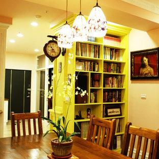 Idéer för att renovera ett litet rustikt kök med matplats, med orange väggar, laminatgolv och gult golv