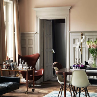 Offenes, Mittelgroßes Stilmix Esszimmer ohne Kamin mit rosa Wandfarbe und braunem Holzboden in Stockholm
