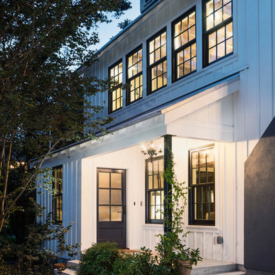 Example of a cottage home design design in Austin