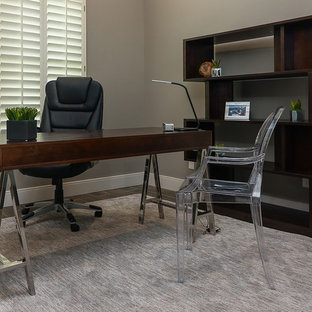 タンパの中サイズのモダンスタイルのおしゃれなアトリエ・スタジオ (グレーの壁、自立型机、ラミネートの床、茶色い床) の写真