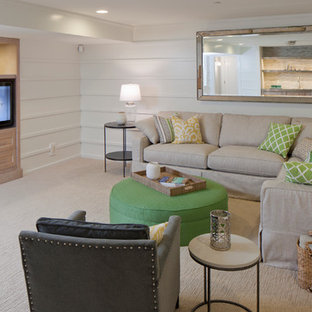 Foto de sótano con ventanas costero, sin chimenea, con paredes blancas y moqueta