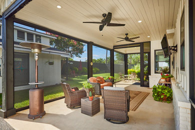 Trendy porch idea in Dallas