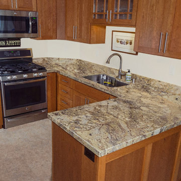Cute townhouse kitchen "Typhoon Bordeaux" granite