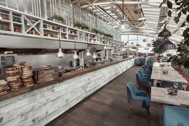 Свежая идея для дизайна: большой прямой домашний бар в стиле лофт с барной стойкой и деревянной столешницей - отличное фото интерьера