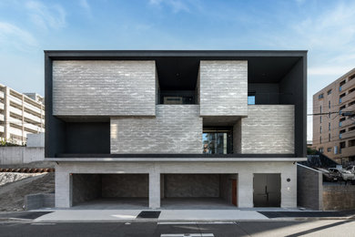 Diseño de fachada de casa gris y negra minimalista extra grande de tres plantas con tejado de un solo tendido, tejado de metal y tablilla