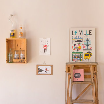 Cosas recicladas, cosas antiguas y libros por doquier en un comedor abierto llen