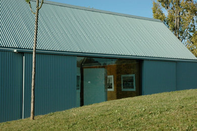 Idées déco pour une façade de maison contemporaine.