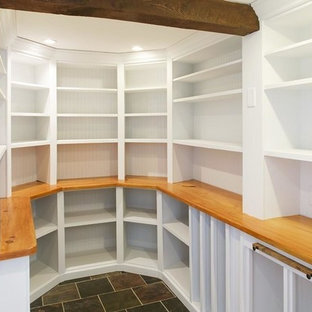 Exemple d'une arrière-cuisine nature avec un placard sans porte, un plan de travail en bois, un sol en carrelage de céramique, un sol multicolore et un plan de travail marron.