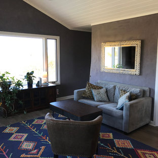 Große, Fernseherlose, Abgetrennte Mediterrane Bibliothek ohne Kamin mit lila Wandfarbe, dunklem Holzboden und grauem Boden in Denver