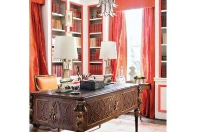 Ejemplo de despacho clásico renovado de tamaño medio sin chimenea con paredes blancas, suelo de madera en tonos medios y escritorio independiente