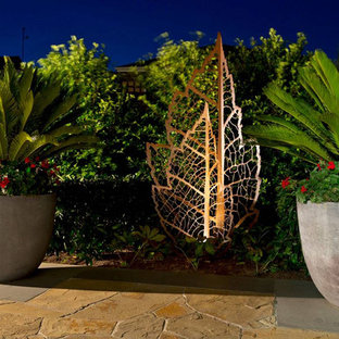 Idées déco pour un petit jardin à la française latéral industriel avec une exposition ensoleillée et des pavés en pierre naturelle.