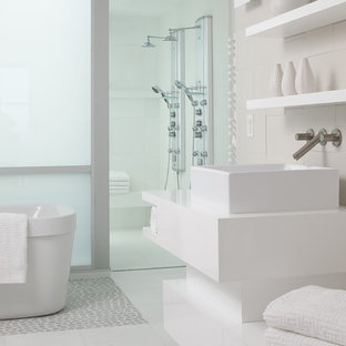 Immagine di una stanza da bagno minimalista con piastrelle in pietra, pavimento con piastrelle di ciottoli e pavimento bianco