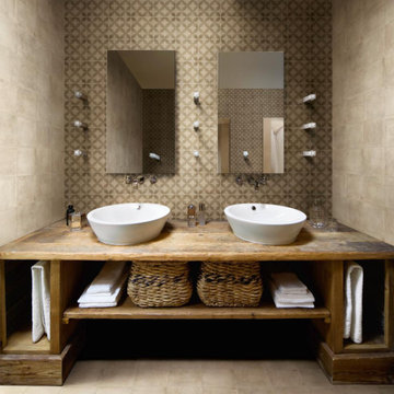 Salle de bain avec carrelage domaine