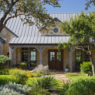 Idées déco pour un grand xéropaysage avant montagne l'été avec une exposition ensoleillée et des pavés en pierre naturelle.