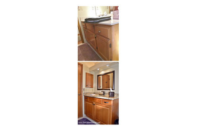 Foto de cuarto de baño de tamaño medio con armarios con paneles con relieve y puertas de armario de madera oscura