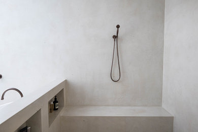 This is an example of a modern bathroom in Sunshine Coast.