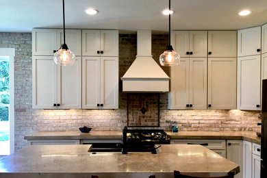 Example of a mid-sized country l-shaped ceramic tile eat-in kitchen design in Columbus with a farmhouse sink, shaker cabinets, white cabinets, concrete countertops and an island