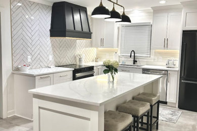 Example of a mid-sized transitional porcelain tile kitchen design in Charlotte with an undermount sink, shaker cabinets, white cabinets, quartz countertops, white backsplash, porcelain backsplash, an island and white countertops
