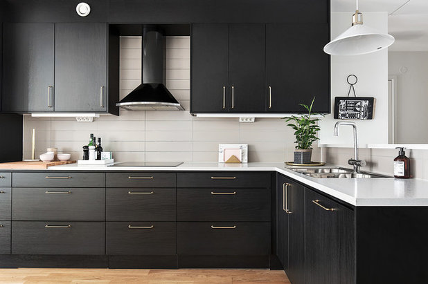 kitchen conundrum: upper cabinets, open shelves or space?