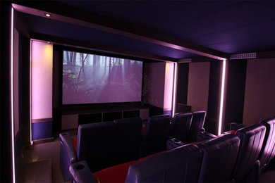 Свежая идея для дизайна: изолированный домашний кинотеатр в современном стиле с проектором - отличное фото интерьера