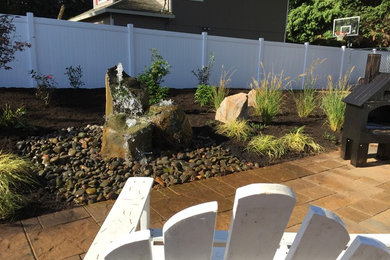 Inspiration for a traditional landscaping in Portland.