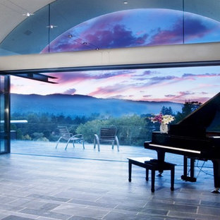 Idéer för ett stort modernt allrum med öppen planlösning, med ett finrum, beige väggar och skiffergolv