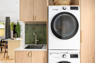 Cottage chic laundry room photo in Melbourne