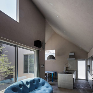 Immagine di un soggiorno minimalista aperto con pareti grigie, pavimento in legno verniciato e pavimento grigio