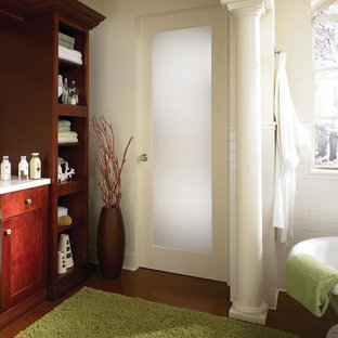 Badezimmer mit braunem Holzboden und Metrofliesen Ideen, Design