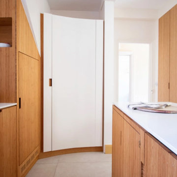 Porte courbe en acier cachant un grands garde-manger