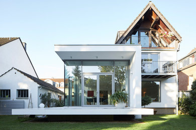 Inspiration for a contemporary backyard verandah in Cologne.