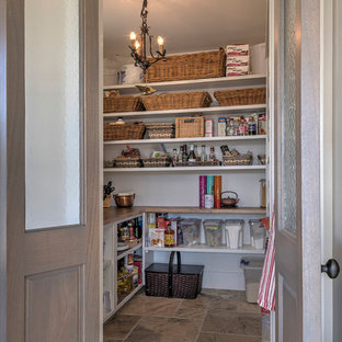 Неиссякаемый источник вдохновения для домашнего уюта: кухня среднего размера в классическом стиле с кладовкой, открытыми фасадами, белыми фасадами, коричневым полом и полом из цементной плитки